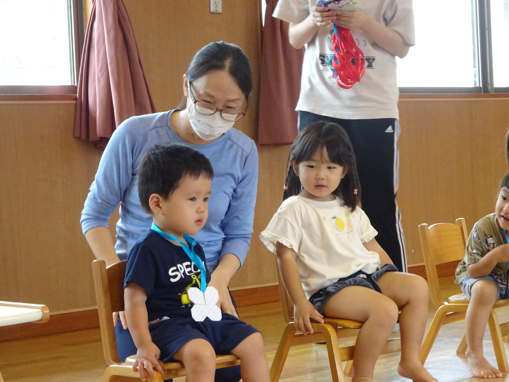 誕生会に参加する子ども (3)