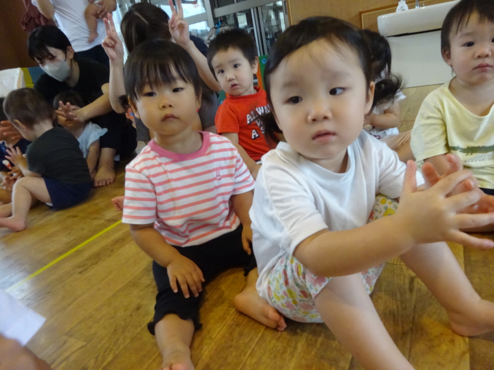 誕生会に参加する子ども (4)