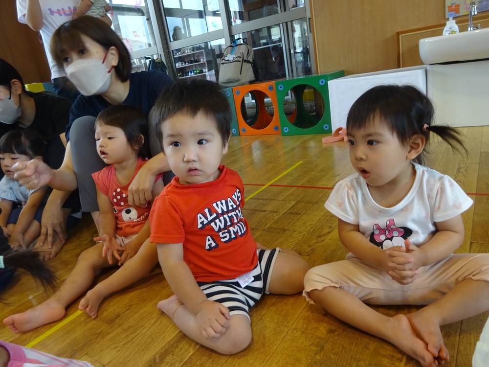誕生会に参加する子ども (5)