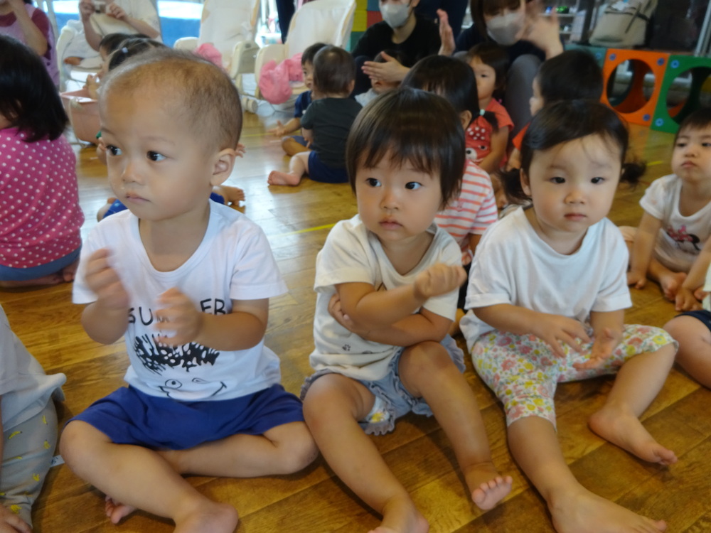 誕生会に参加する子ども (6)