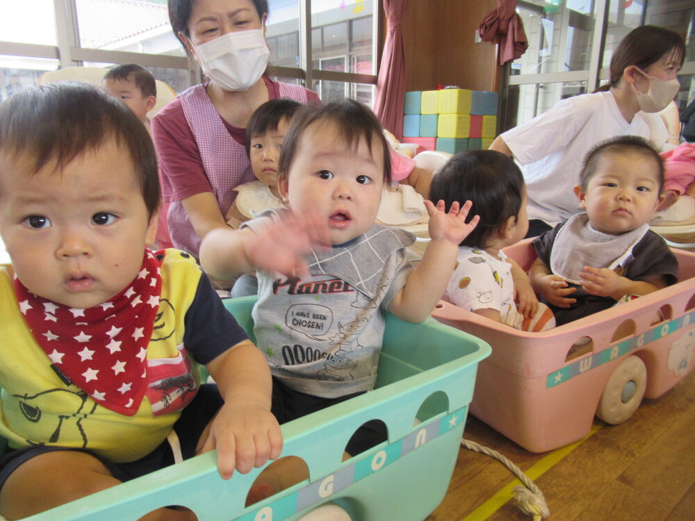 誕生会に参加する子ども 