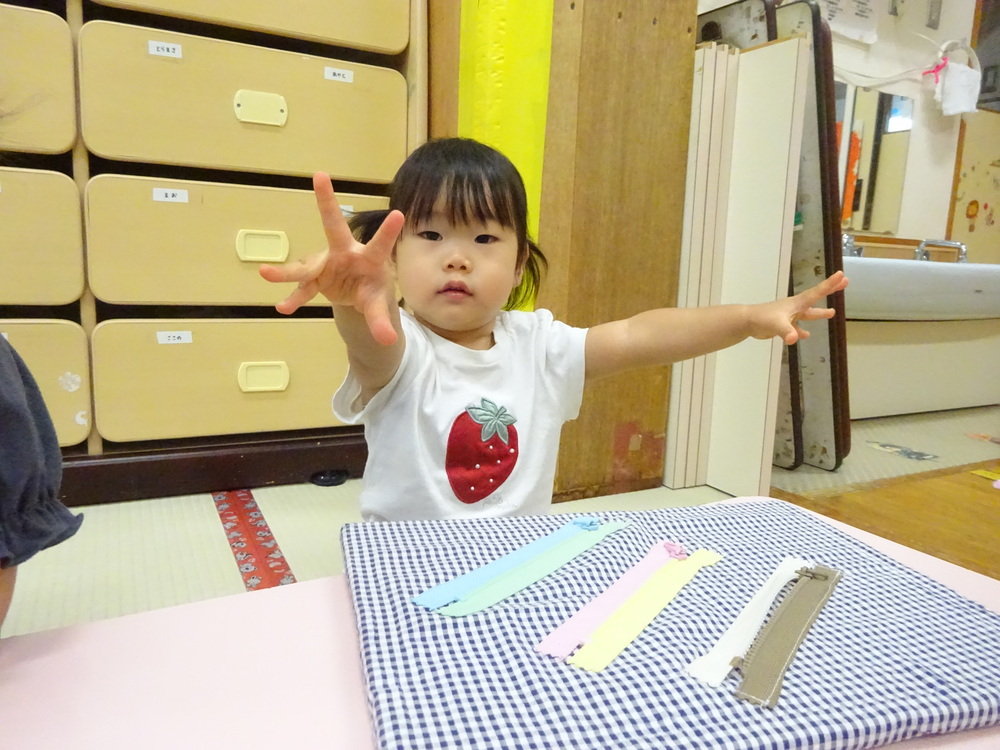 ファスナーの玩具で遊ぶ子ども
