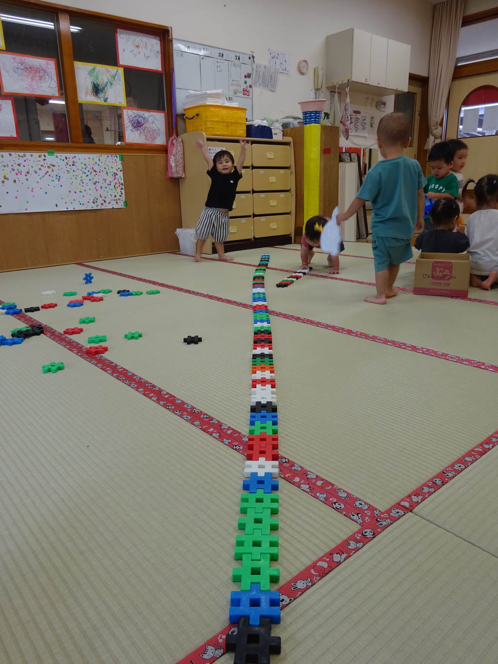 ブロックで遊ぶ子ども (3)