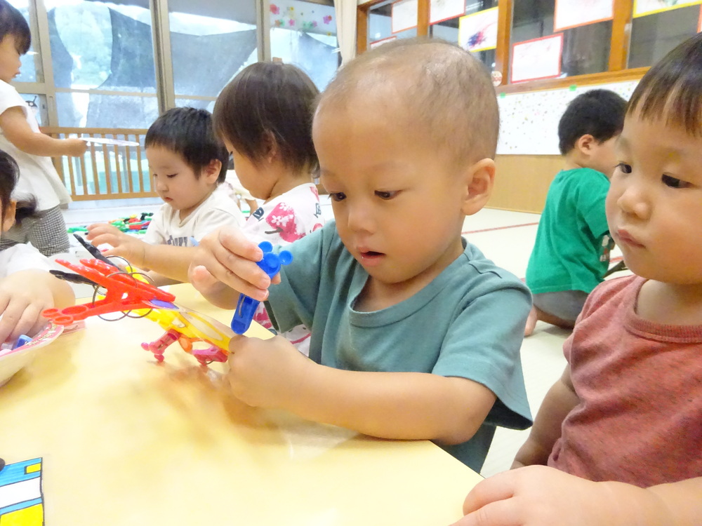 洗濯ばさみの玩具で遊ぶ子ども (1)