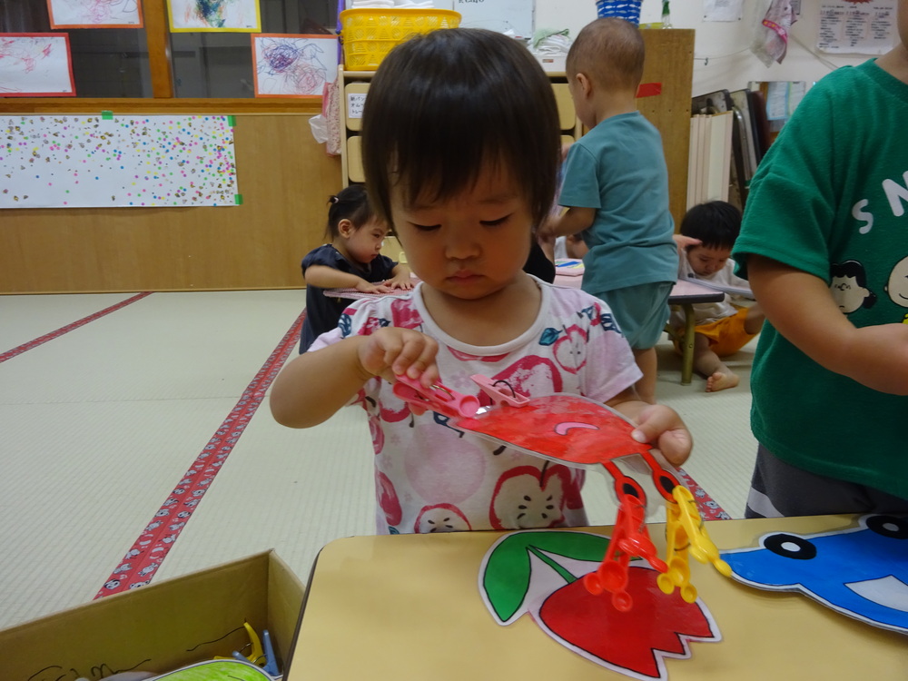 洗濯ばさみの玩具で遊ぶ子ども (3)