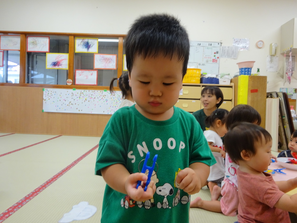 洗濯ばさみの玩具で遊ぶ子ども (4)