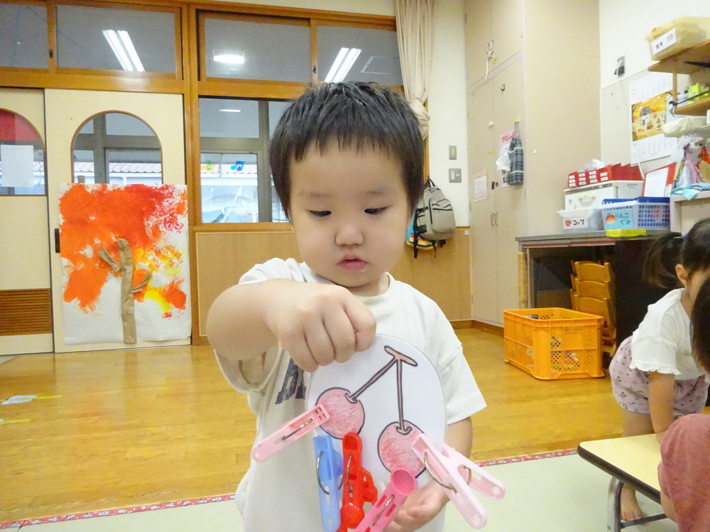 洗濯ばさみの玩具で遊ぶ子ども