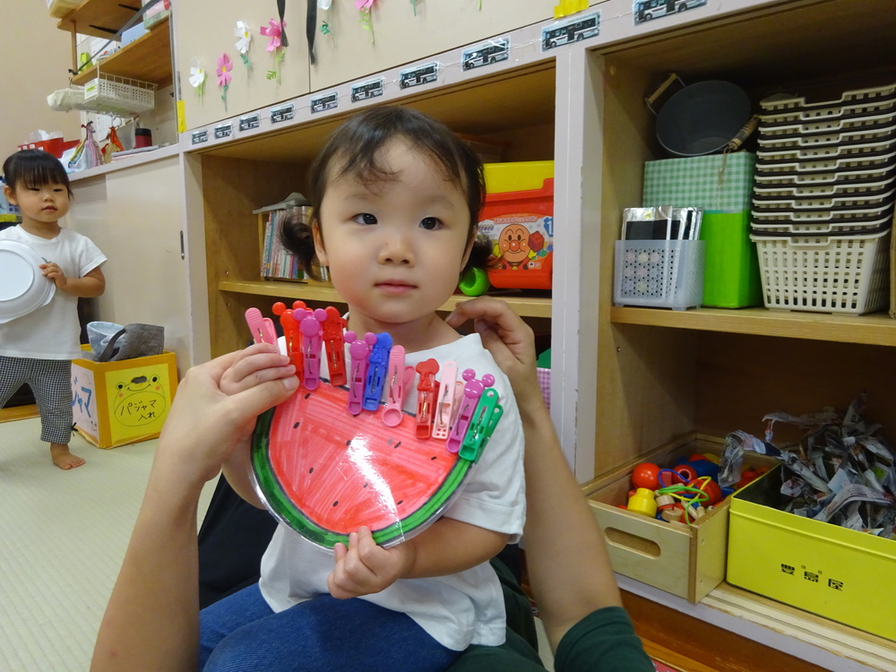洗濯ばさみの玩具で遊ぶ子ども (5)