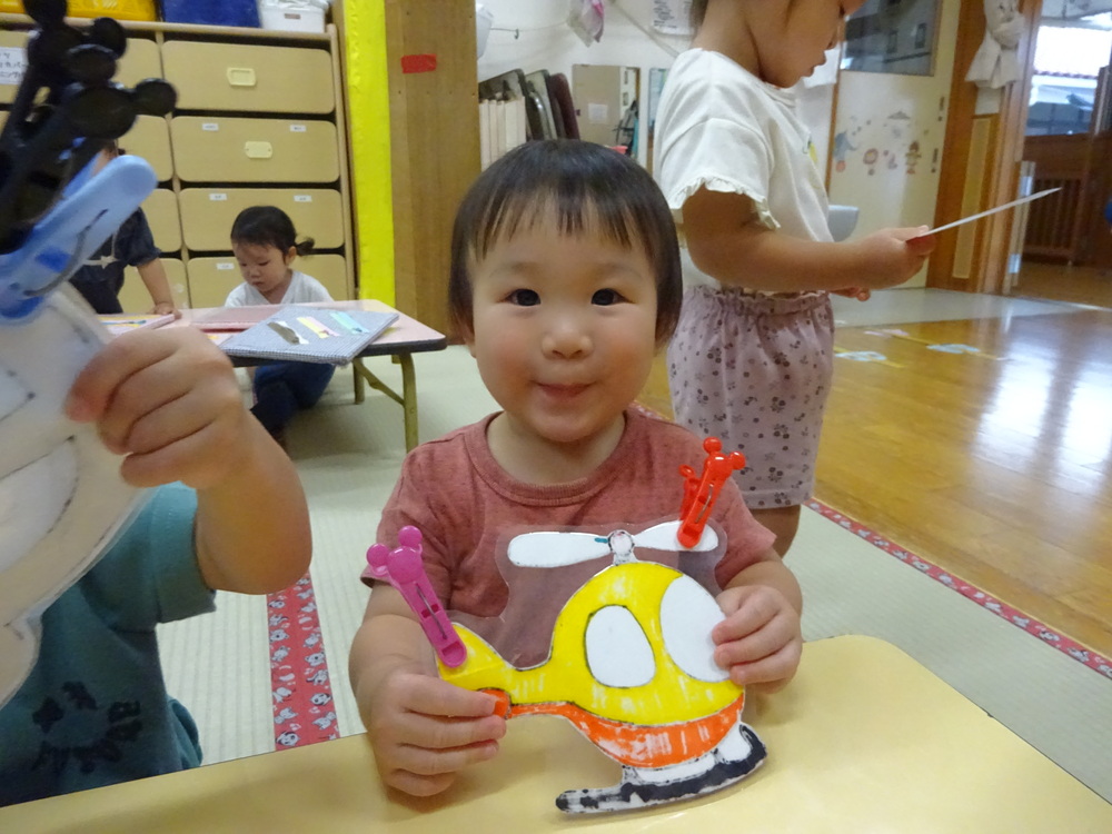 洗濯ばさみの玩具で遊ぶ子ども (2)