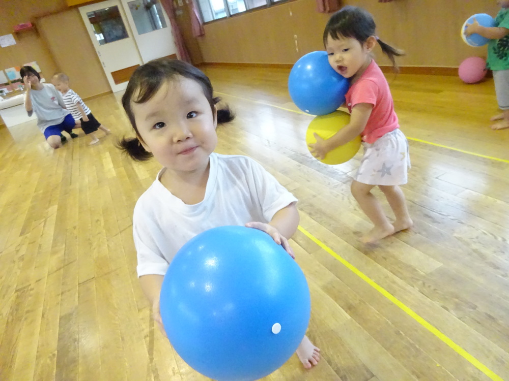 ボール遊びを楽しむ子ども (1)