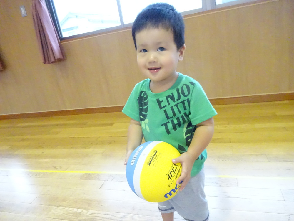 ボール遊びを楽しむ子ども (3)