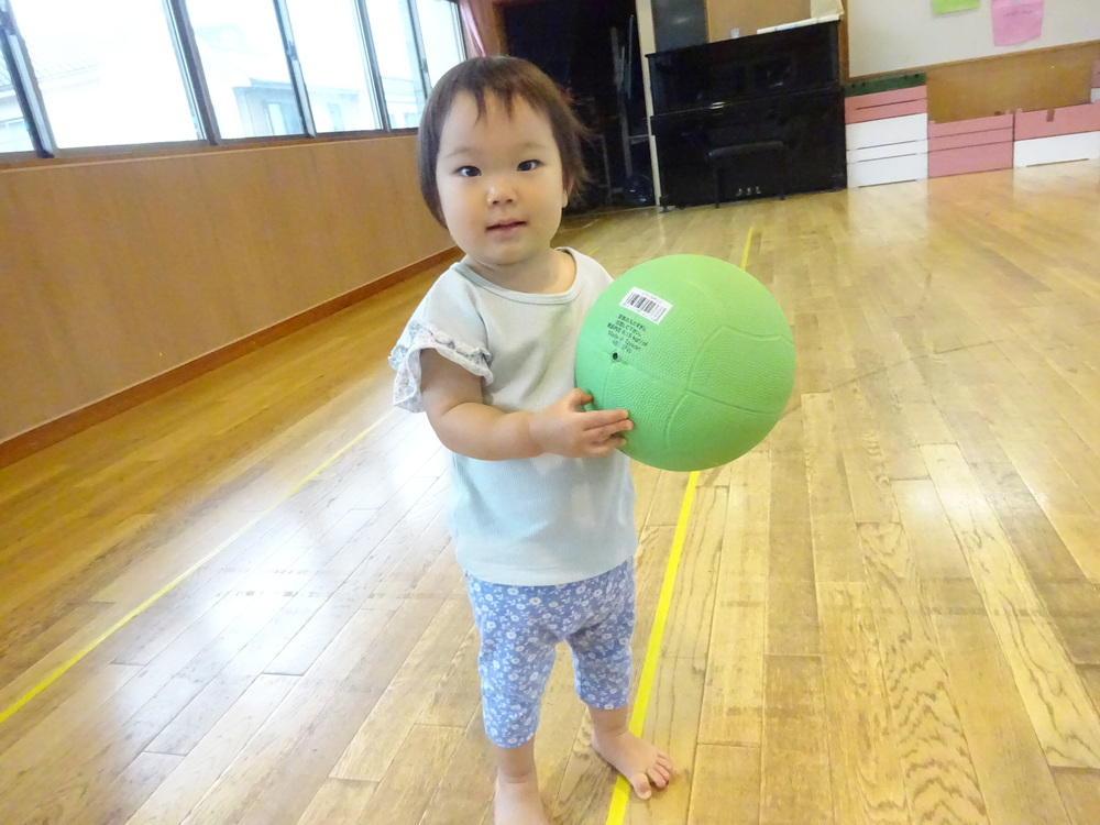 ボール遊びを楽しむ子ども (4)