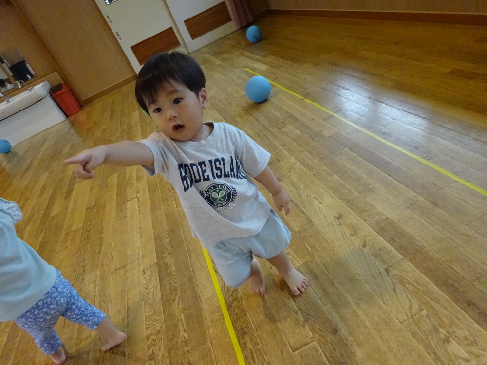 ボール遊びを楽しむ子ども (5)