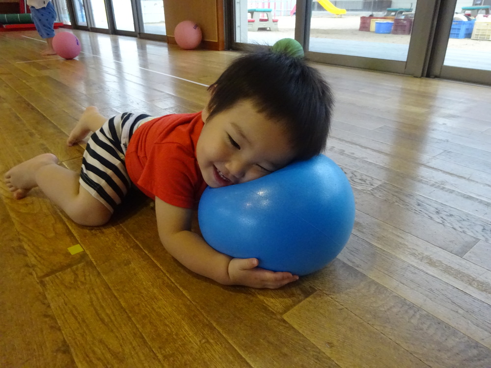 ボール遊びを楽しむ子ども (7)