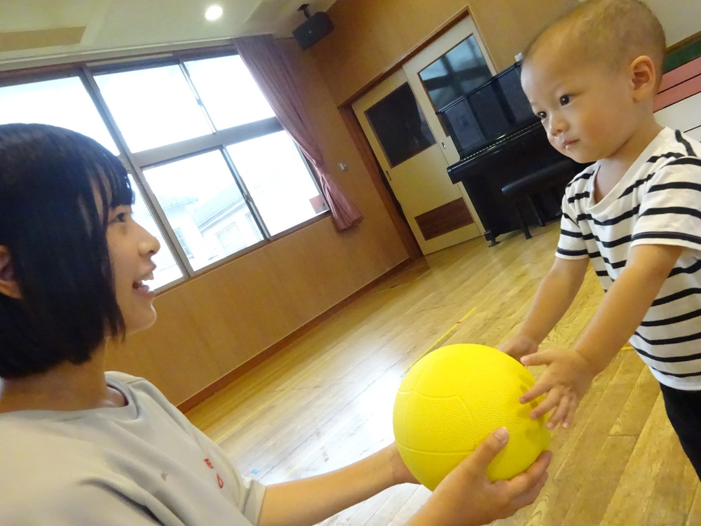 ボール遊びを楽しむ子ども (9)
