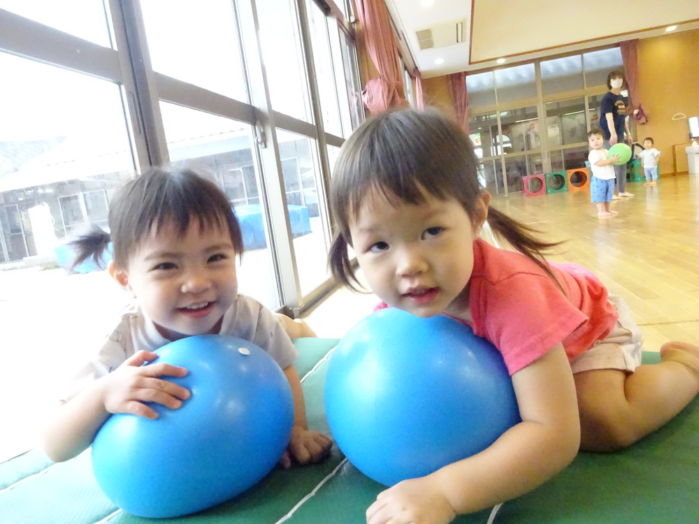 ボール遊びを楽しむ子ども (10)