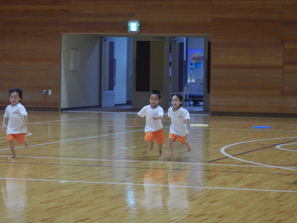かけっこをする子ども