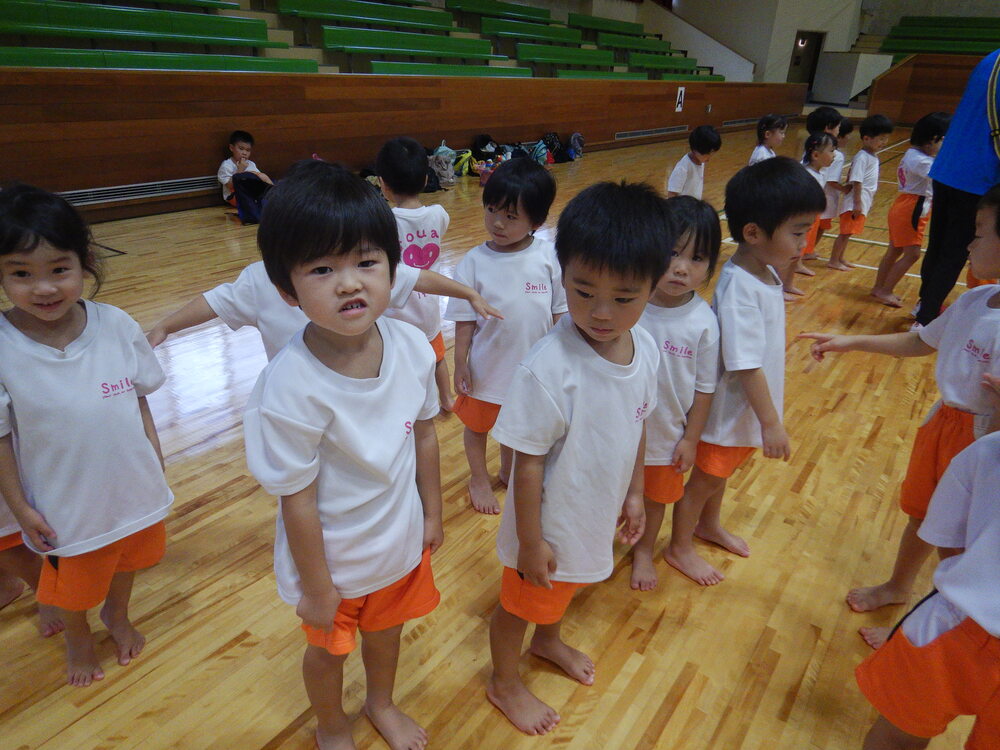開会式の練習をする子ども