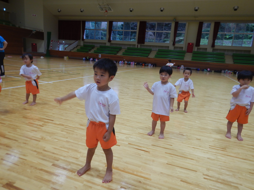 開会式の練習をする子ども