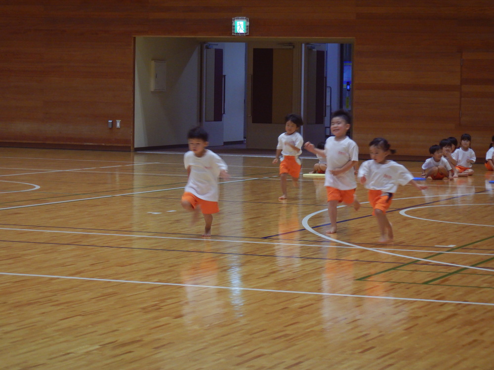 かけっこをする