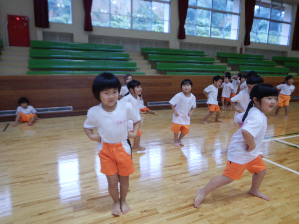 ろけっとのダンスを見て踊っている