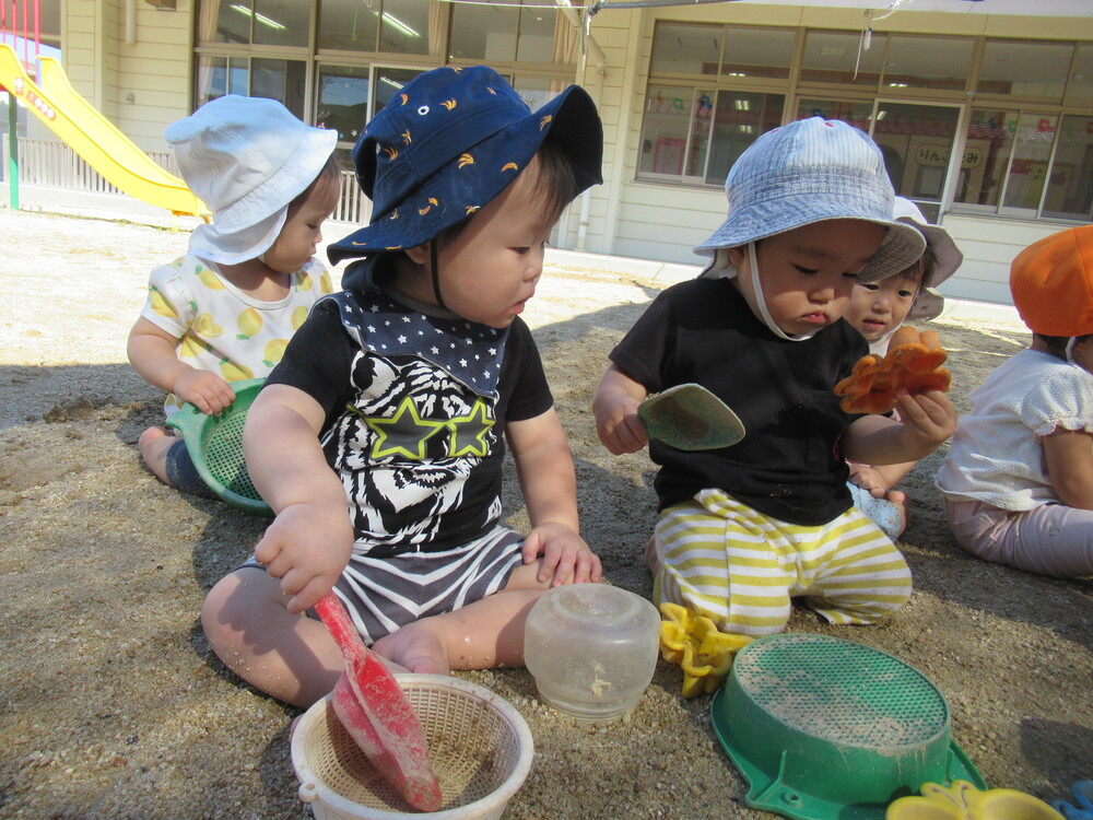 幼児園庭で遊んでいる (3)