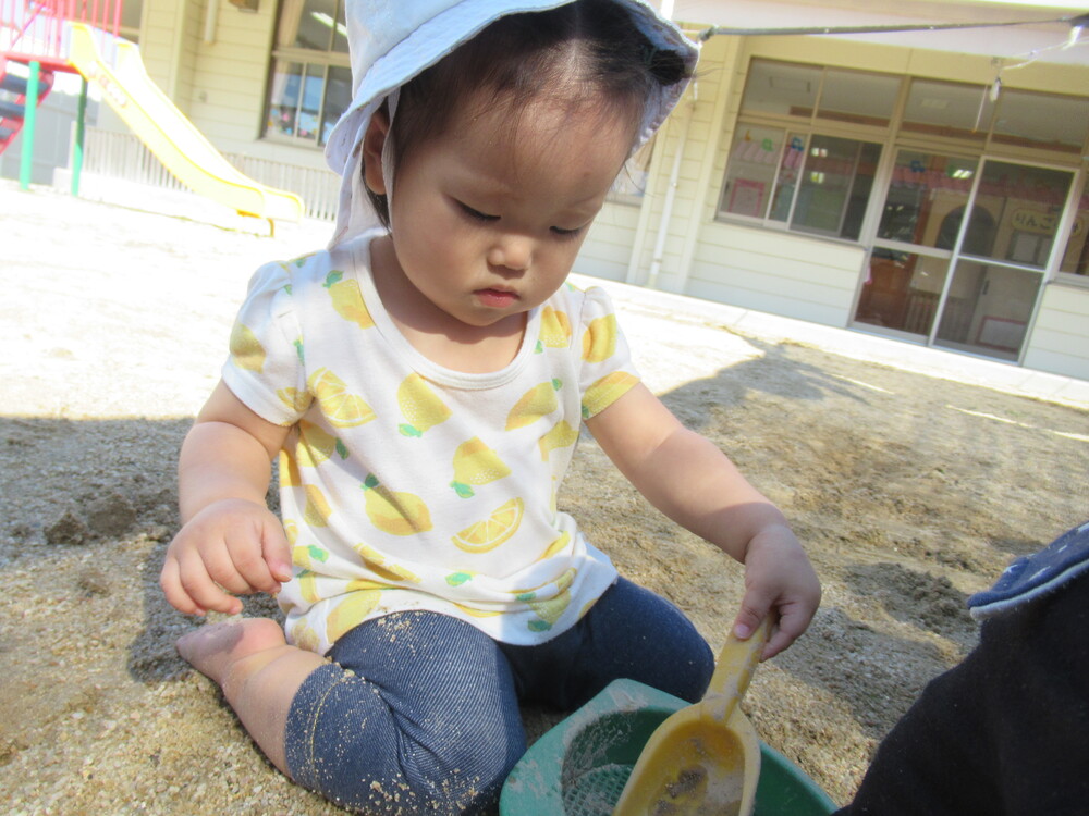 幼児園庭で遊んでいる (4)