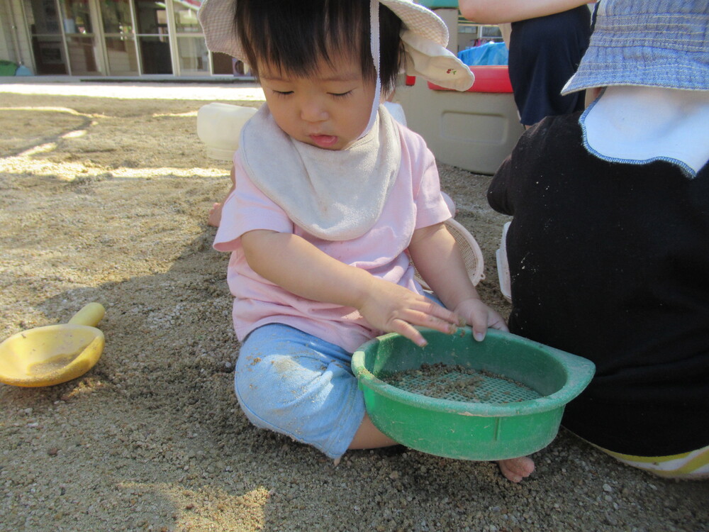 幼児園庭で遊んでいる (5)