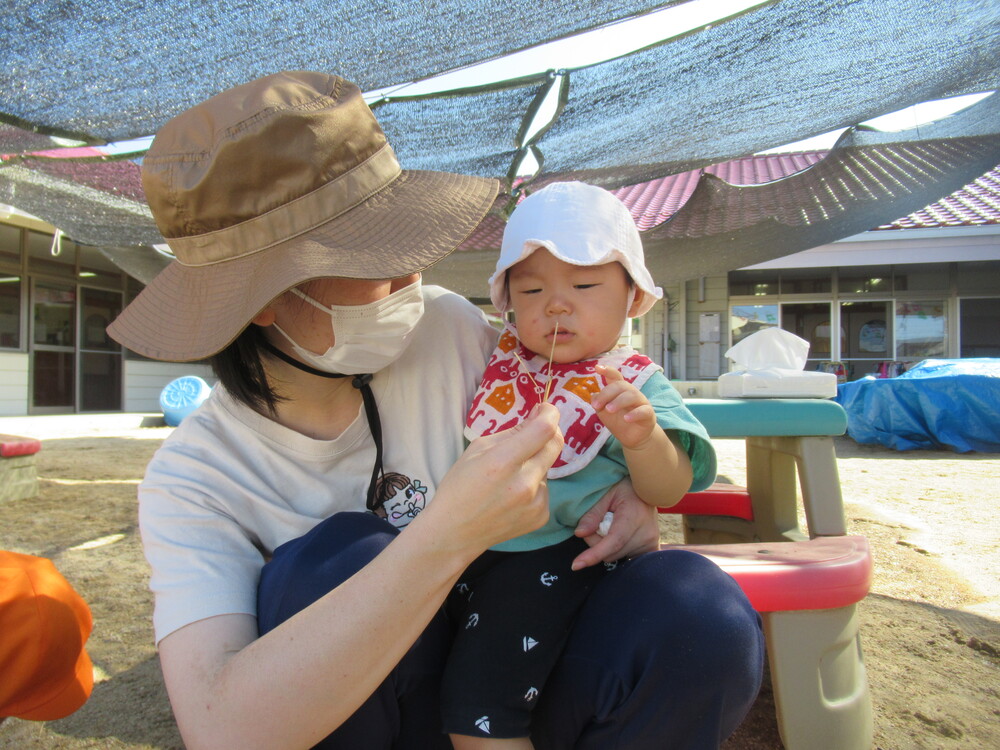 幼児園庭で遊んでいる (6)