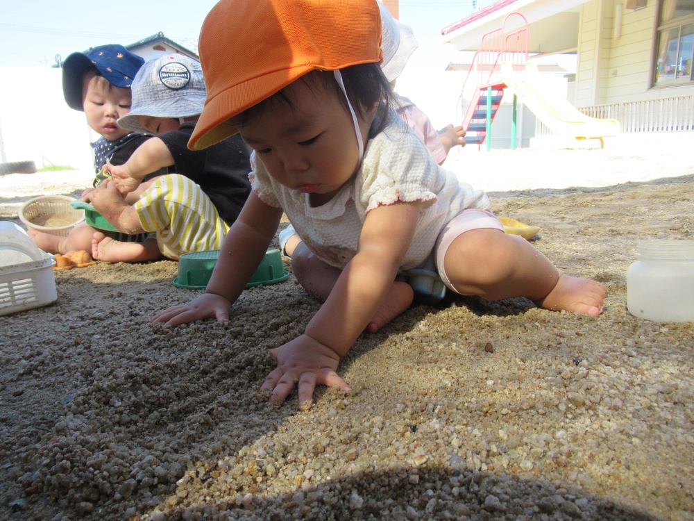 幼児園庭で遊んでいる (7)