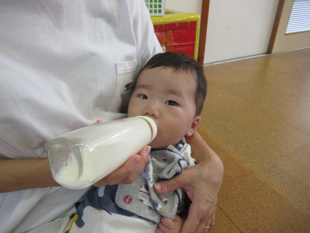 幼児園庭で遊んでいる (11)