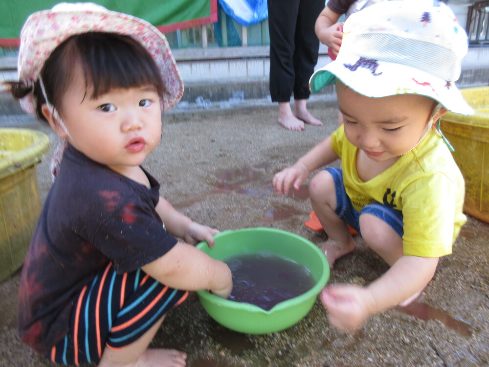 泥んこ遊びをしている (1)