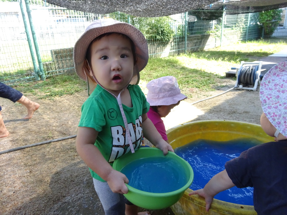 色水遊びをしている子ども (1)