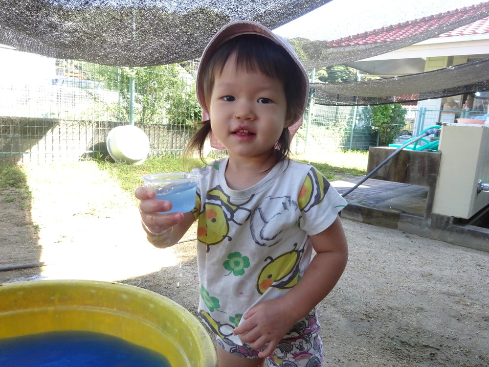 色水遊びをしている子ども (2)