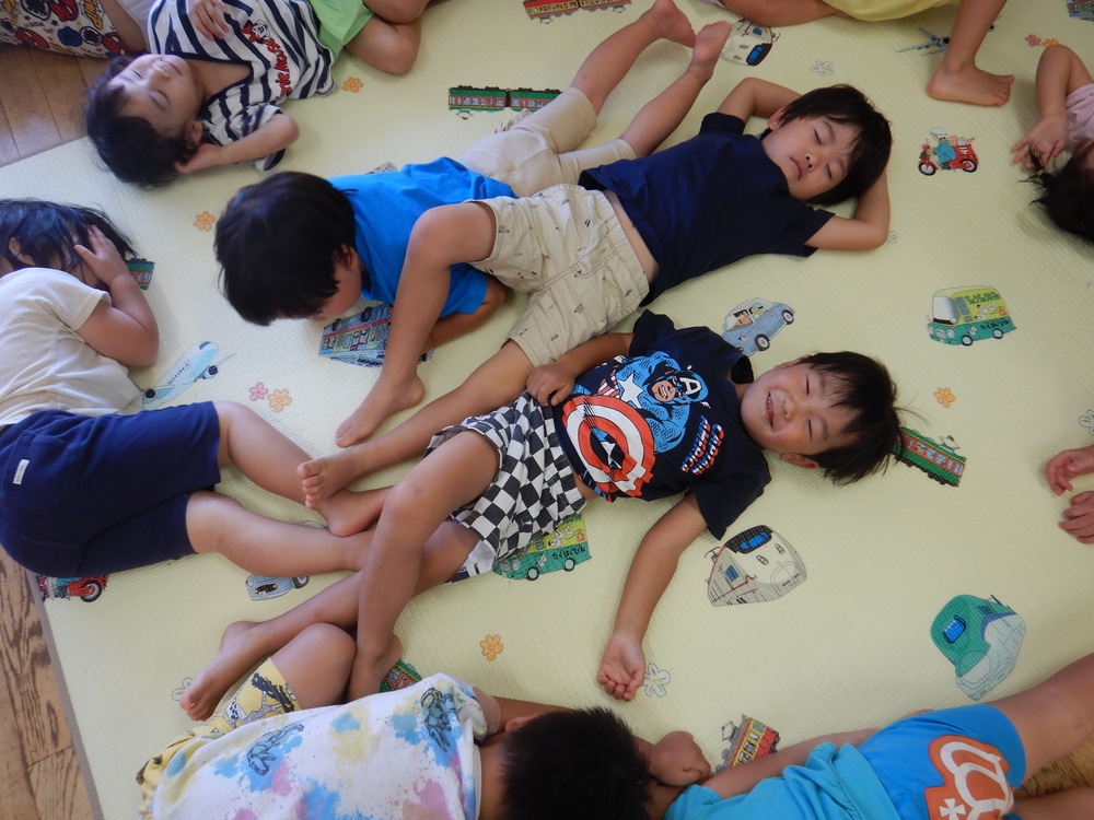 寝そべる子どもたち