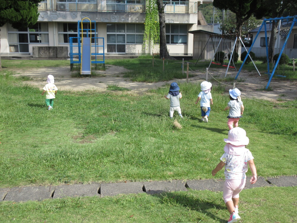 広場を歩いている