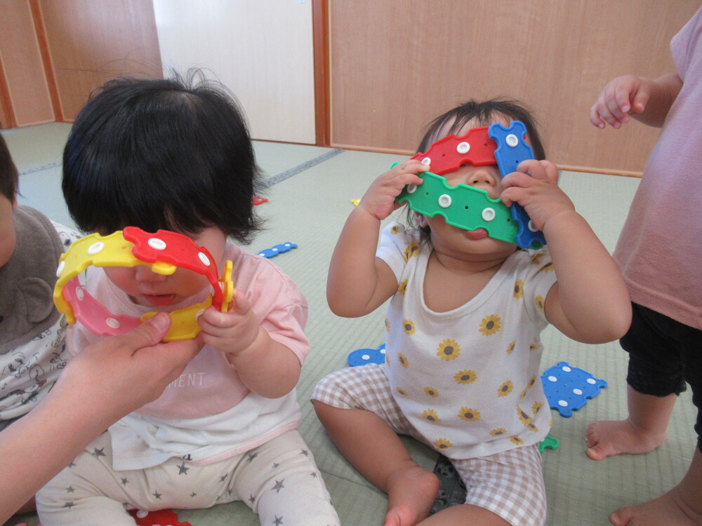 ホックブロックで遊んでいる様子 (2)