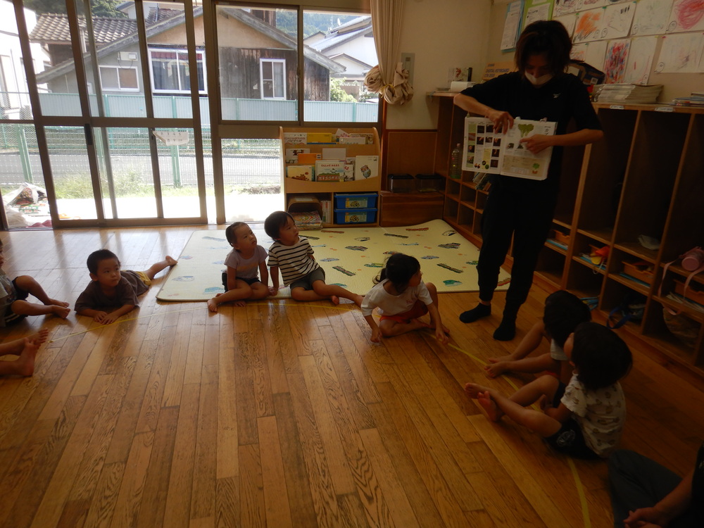 図鑑を見る子ども