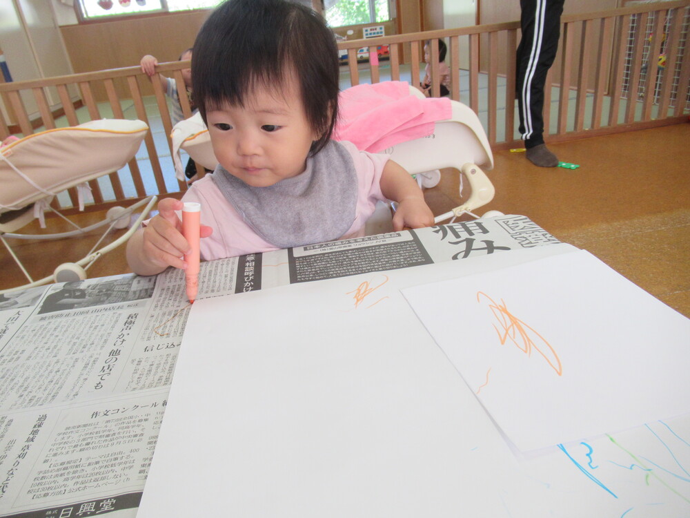 お絵描きをしている様子