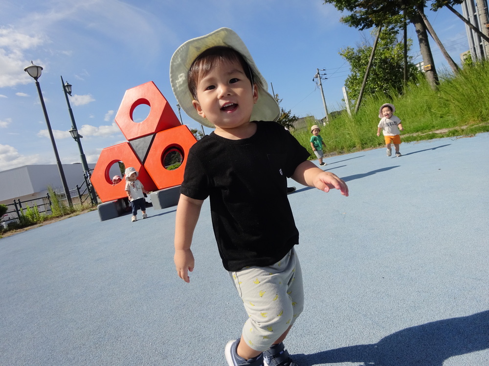 外遊ぼを楽しむこども (7)