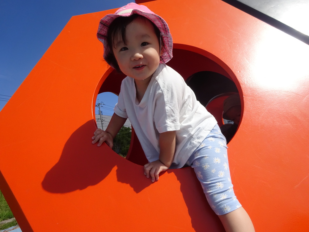 外遊ぼを楽しむこども (10)