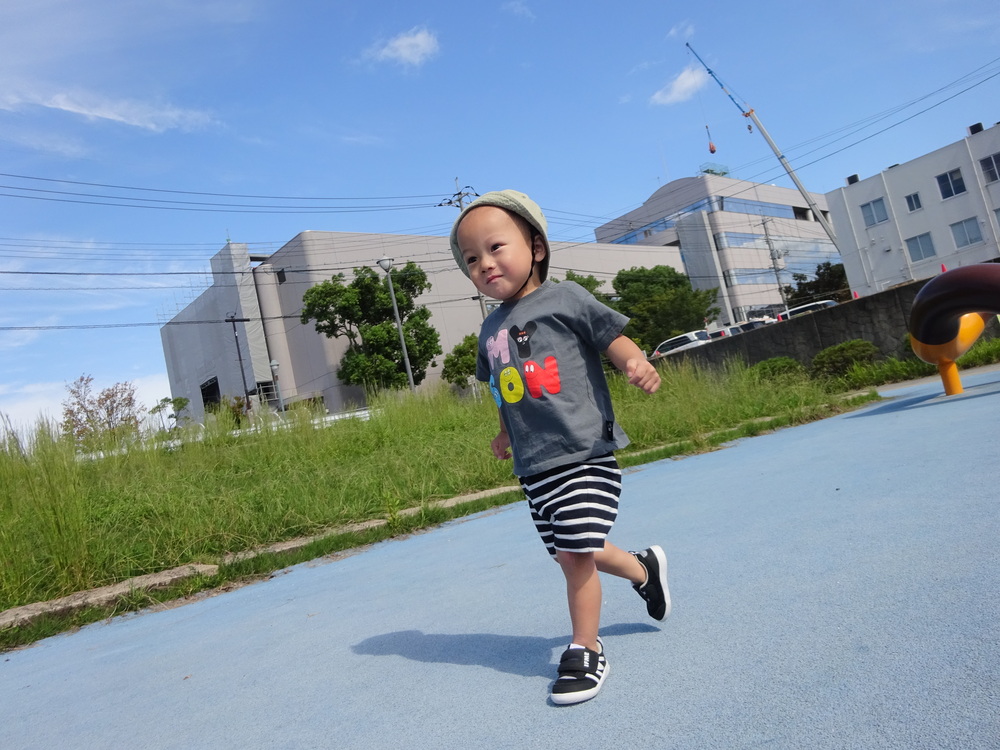 外遊ぼを楽しむこども (11)
