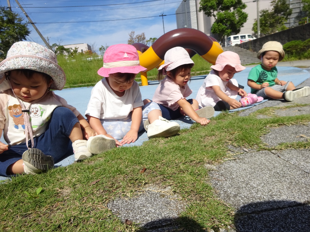 外遊ぼを楽しむこども (16)