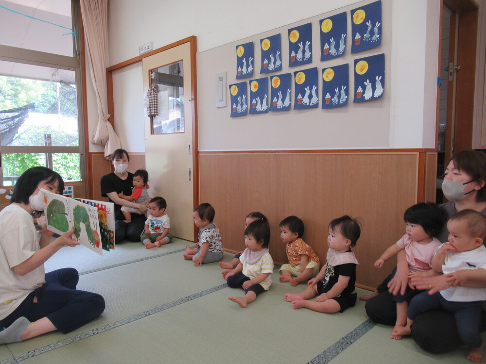 絵本を見ている子どもたち