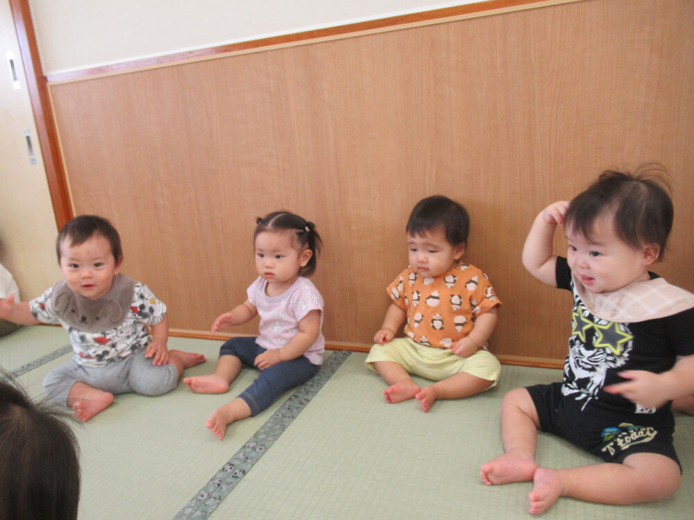 歌に合わせて身体を動かしながら見ている子どもたち