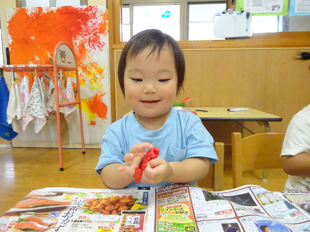 お花紙を使ってりんごを作っている子どもたち