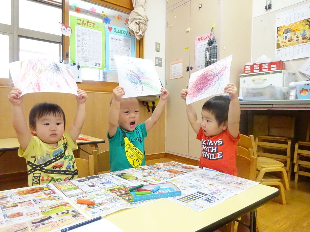 クレヨンでなぐり描きをしている子どもたち (3)