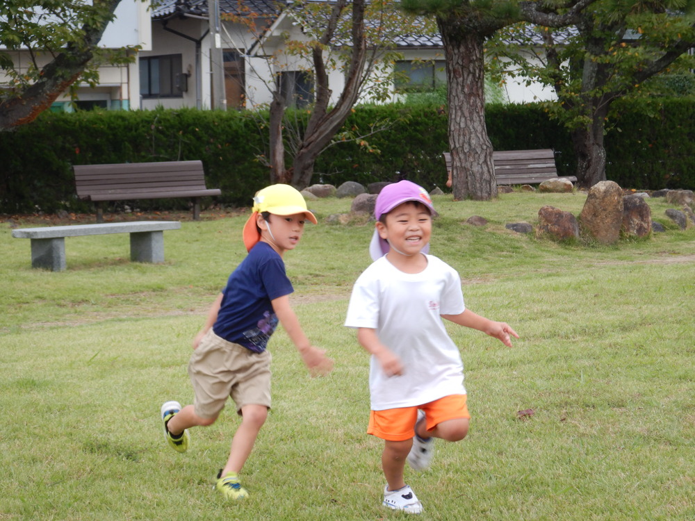 鬼ごっこをする