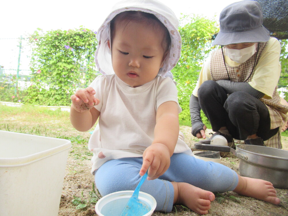 園庭で遊んでいる (1)