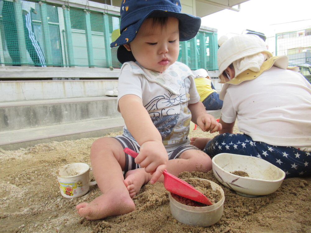 園庭で遊んでいる (3)